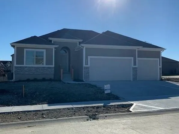 1117 SW 8th St, Oak Grove, MO 64075