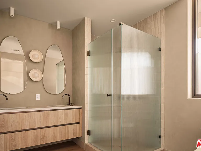755 N Alfred St #B — Photo 16