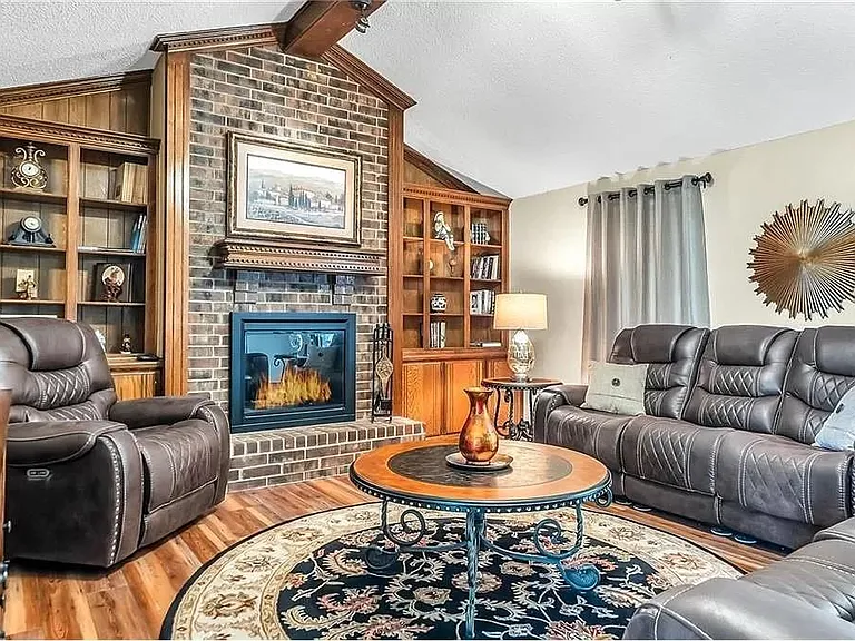 2613 Redwood Ln — Photo 3