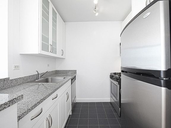 3rd image of 360 W 43rd St APT S20a