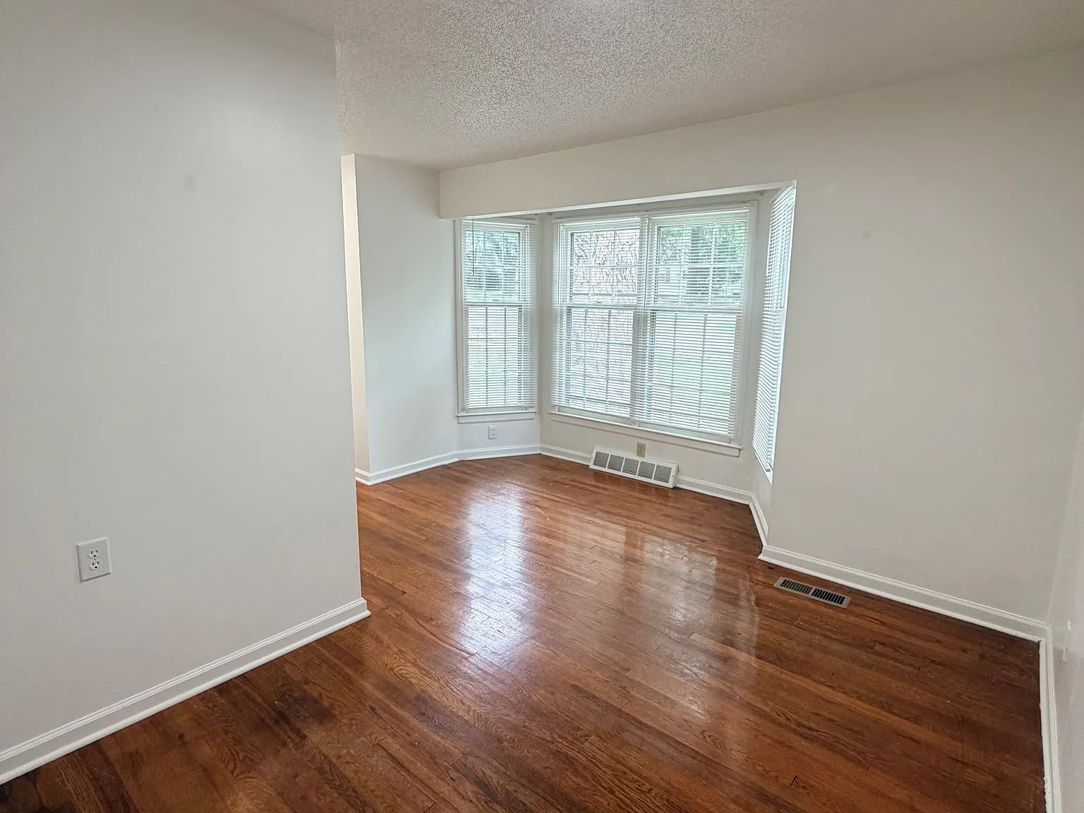 3 bed, 1158 sqft, $2,395 — Photo 4