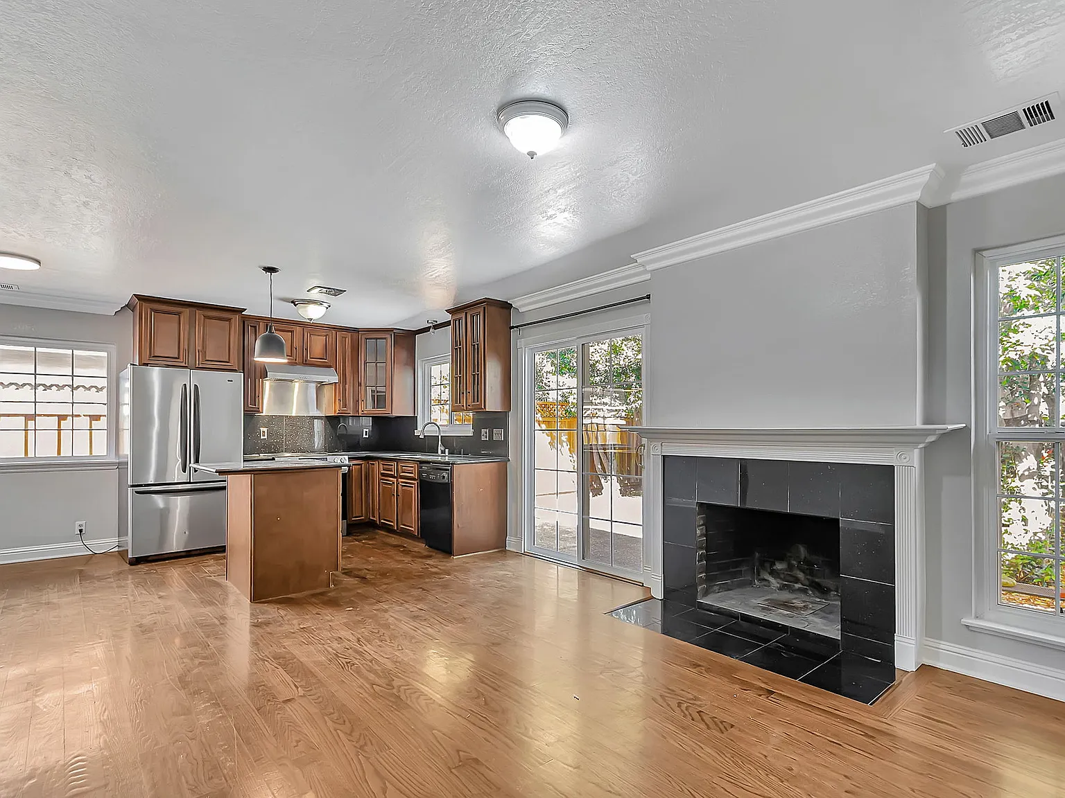 3 bed, 1133 sqft, $4,200 — Photo 4