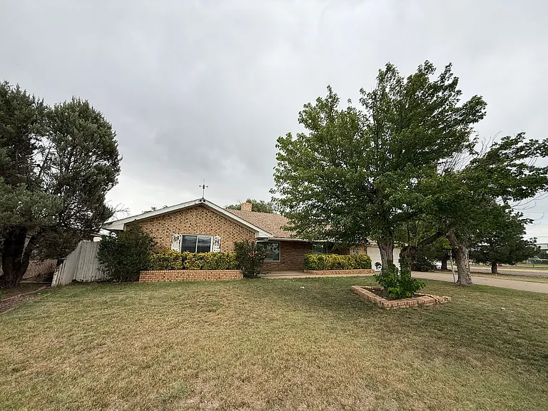 1401 Hillcrest Dr — Photo 1