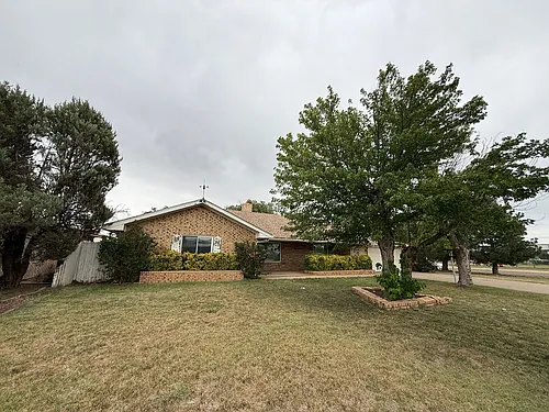 1401 Hillcrest Dr Photo 1