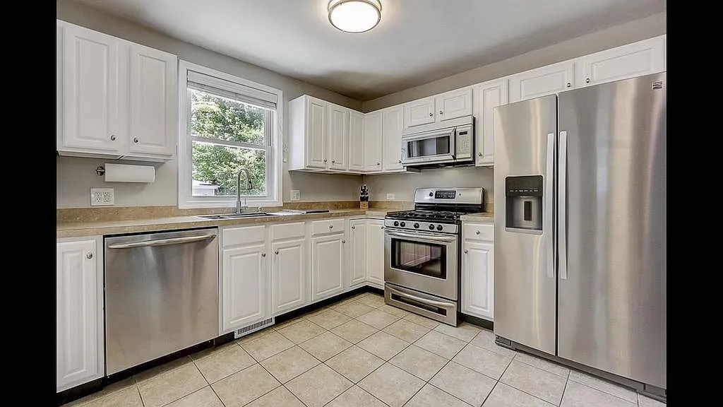 3 bed, 1200 sqft, $2,800 — Photo 4