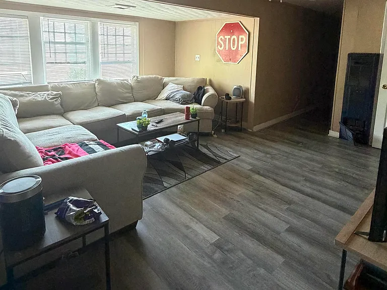 1351 College St #5 — Photo 4