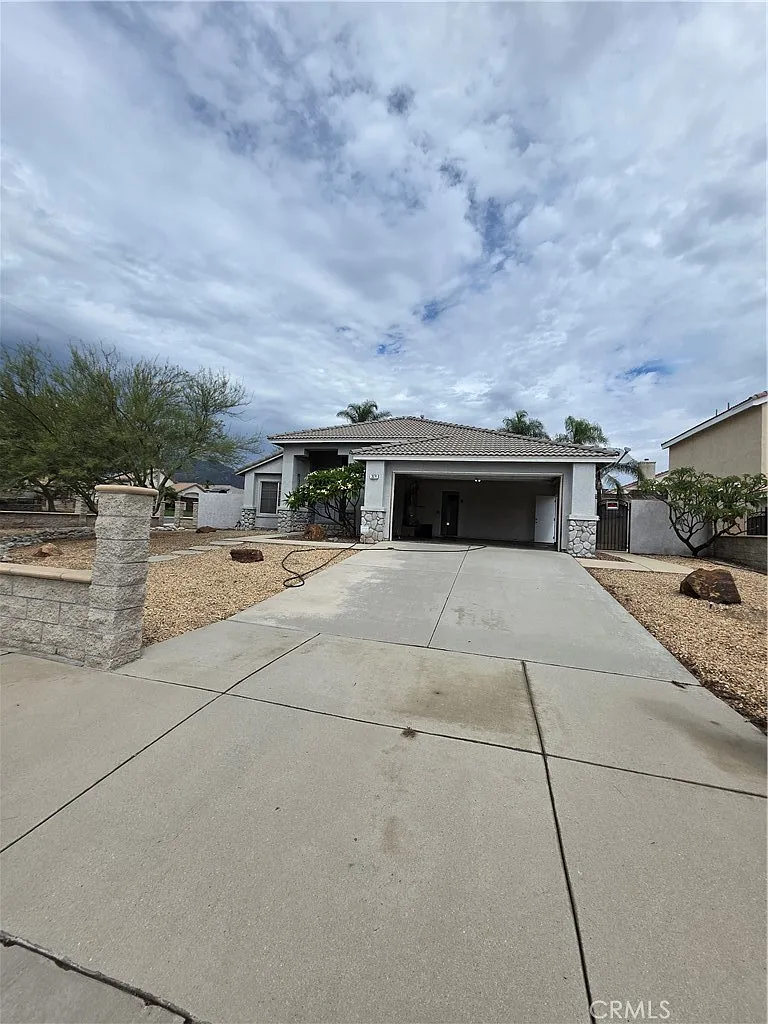 4 bed, 1693 sqft, $4,200 — Photo 2