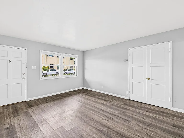 445 W 15th St — Photo 13