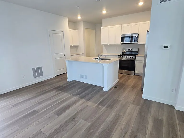 15274 Clayton St — Photo 6