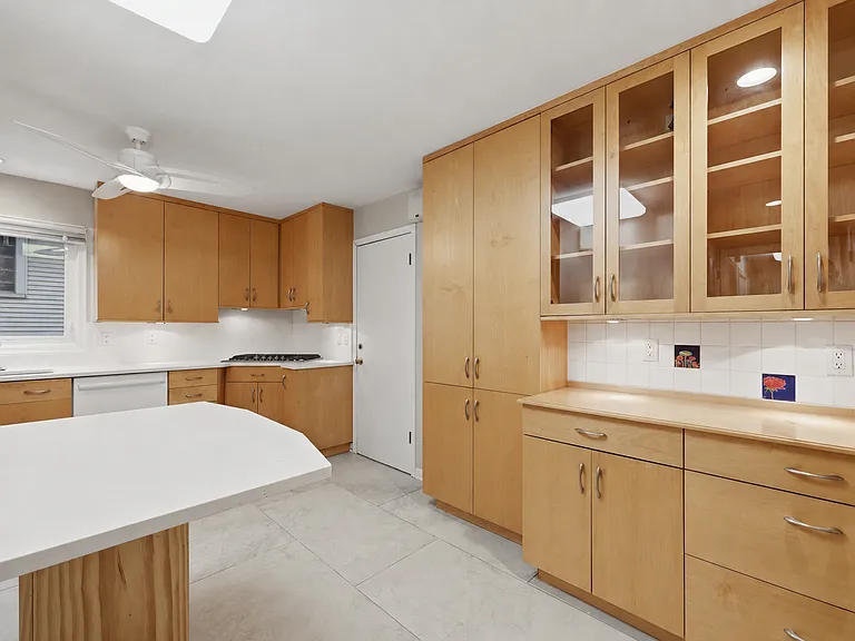 4536 N Larkin St — Photo 10