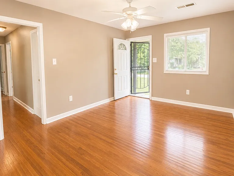 1641 Woodburn St — Photo 3
