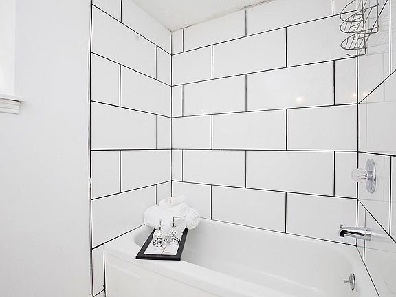3rd image of 627 Hickory Ct