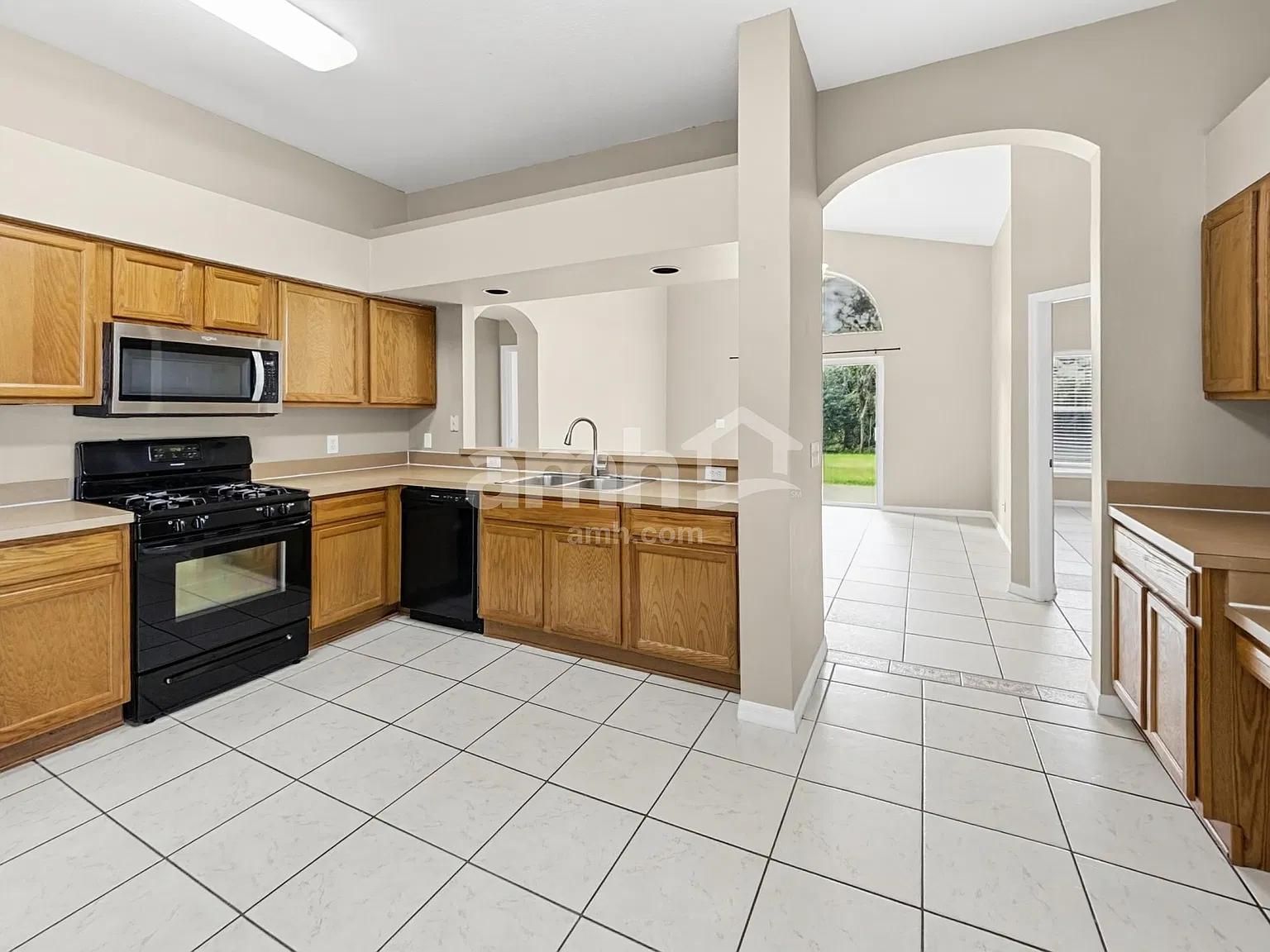 3 bed, 2.0 bath, 1713 sqft, $2,205 — Photo 4