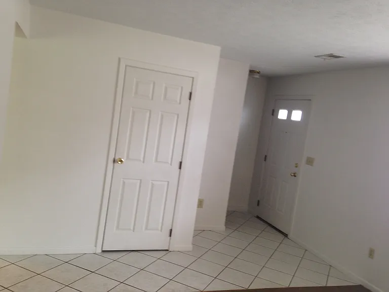 515 Greenfield Ln #B — Photo 3