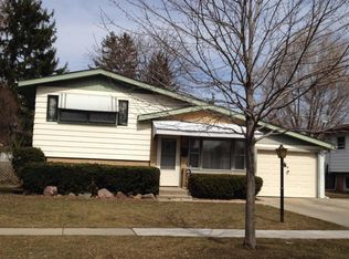 38 6th St, Wheeling, IL 60090