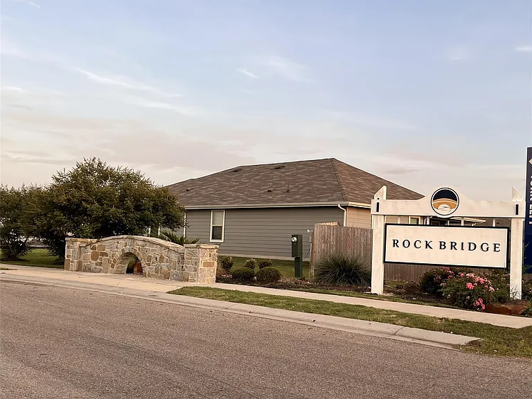 312 Comal Dr — Photo 42
