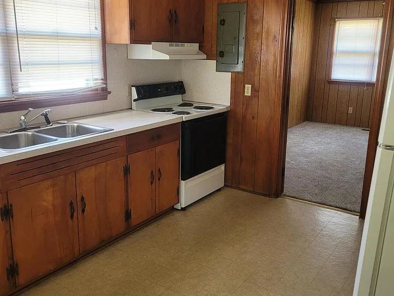 1313 Lincoln St #B — Photo 2