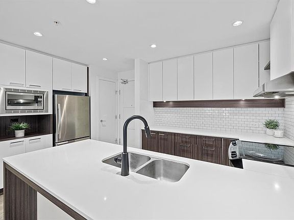 4th image of 553 Foster Ave