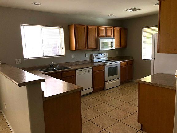 5th image of 2820 S 92nd Dr