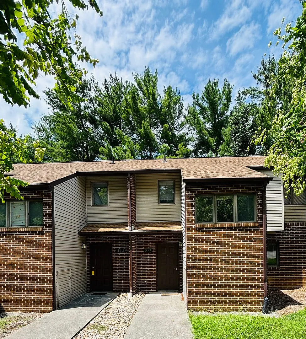 3 Bedroom 2.5 Bath Townhouse — Photo 2
