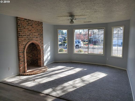 3rd image of 985 NE Lovell St
