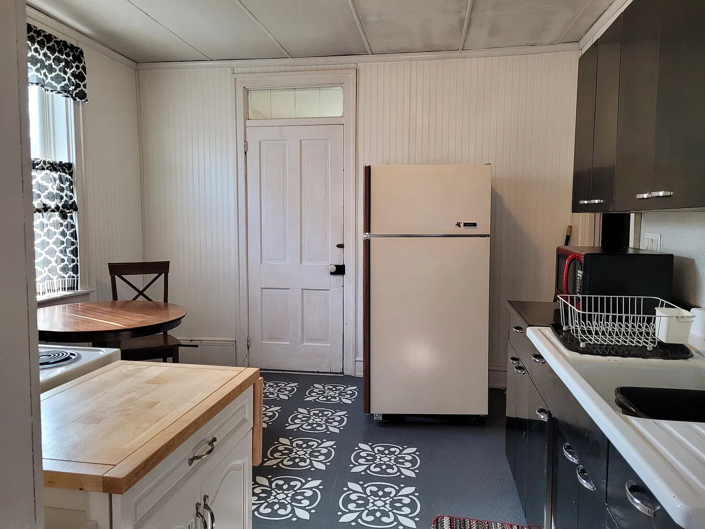 206 Roxbury Rd - 4 BR/1 Bath townhouse - $1200/mo - Available Mid November — Photo 3
