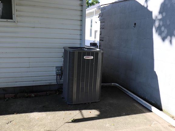 5th image of 1104 W Madison St