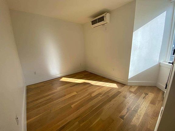 4th image of 10 Lexington Ave #1EE
