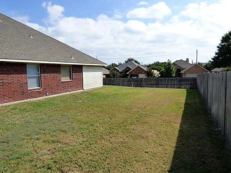 5001 Lake Crest Dr — Photo 13