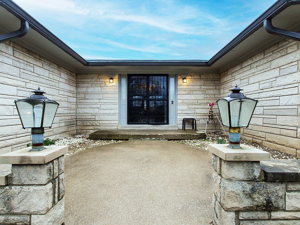 1st image of 1079 Oakwood Dr
