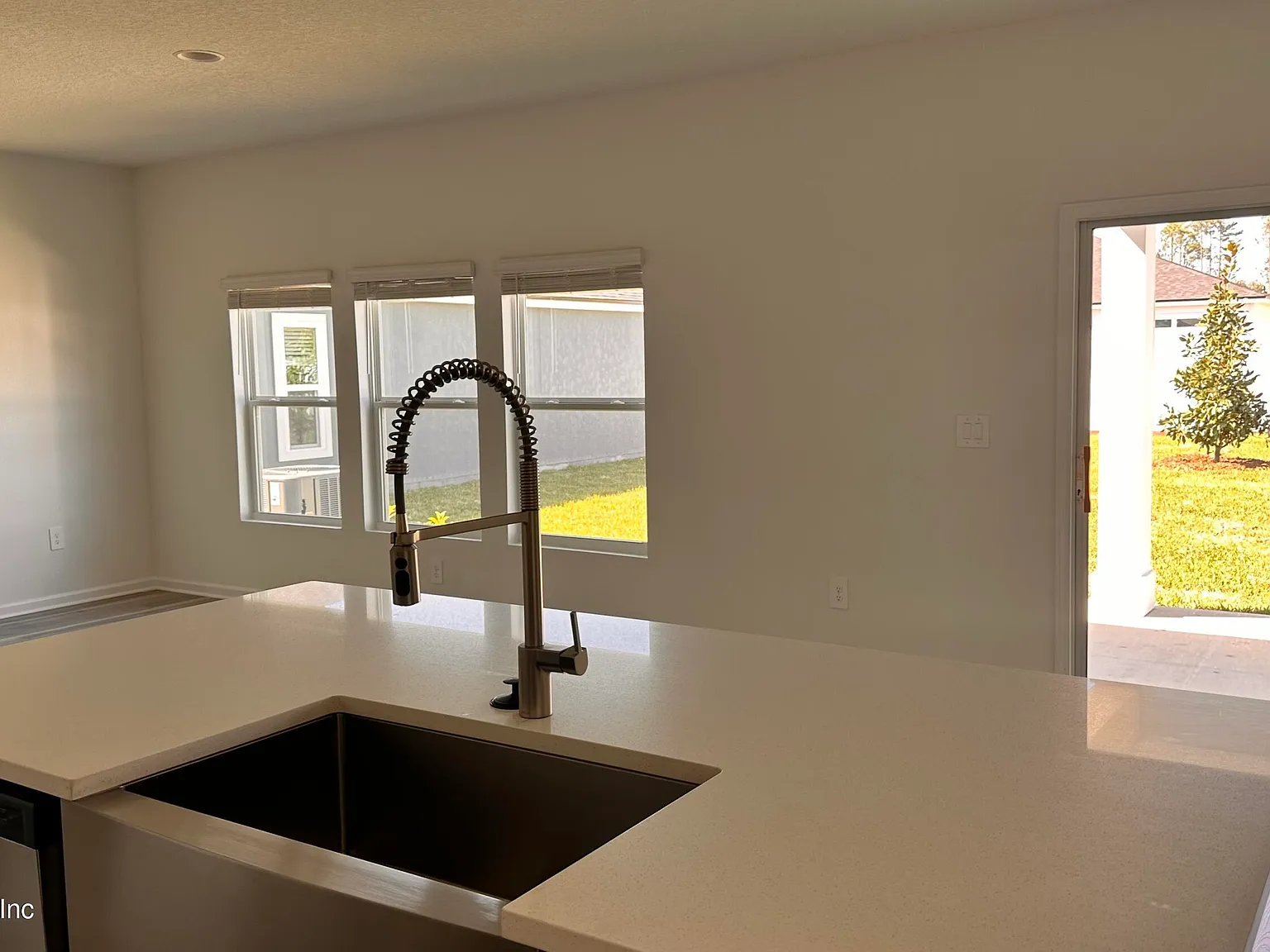 4 bed, 2.5 bath, 1975 sqft, $2,600 — Photo 4