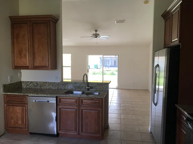 632 SW Granadeer St — Photo 3
