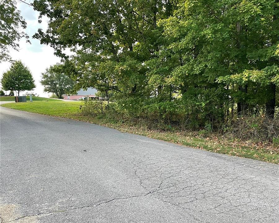 2nd image of 111 Saddlebrooke Rdg
