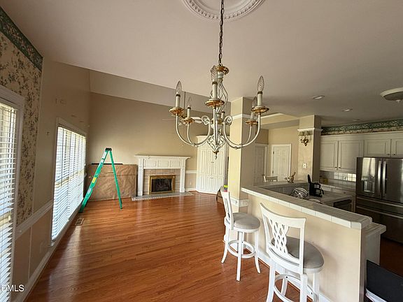 3rd image of 449 Somerset Way