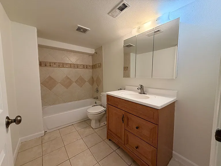 225 S Monroe St — Photo 28