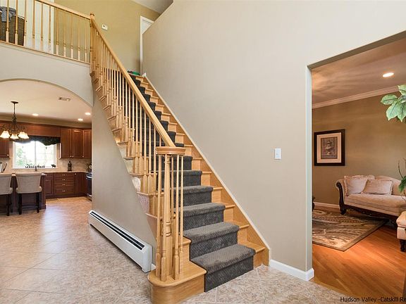 4th image of 18 Hudson Ln