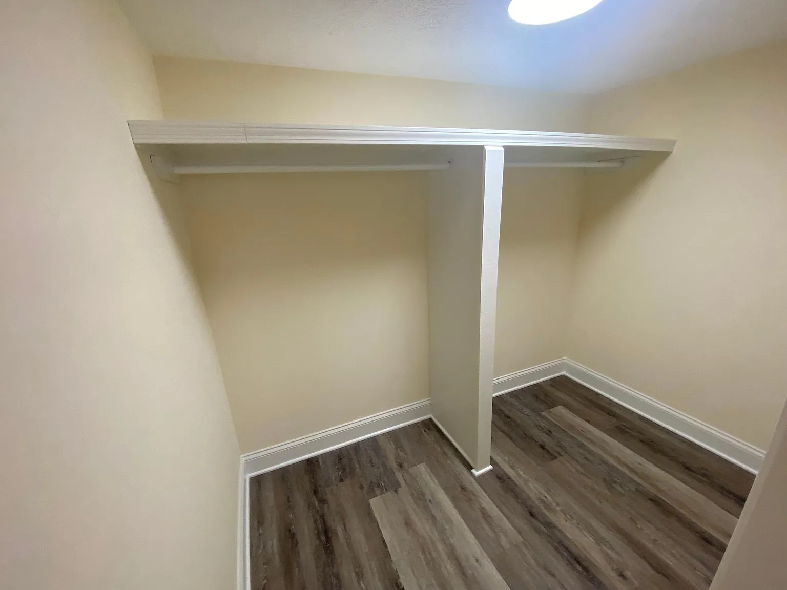 502 W Dewey Camp Dr — Photo 3