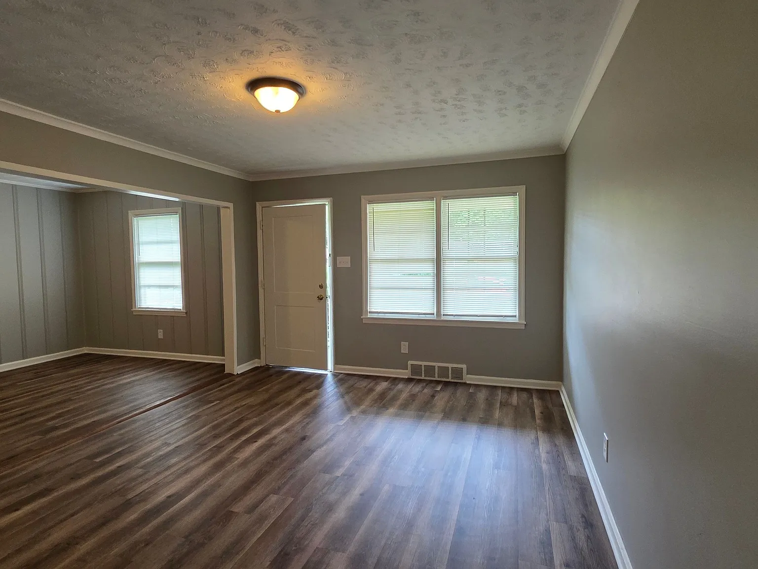 Charming 3-Bedroom Home with Fireplace, Carport & Fenced Backyard — Photo 4
