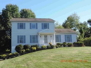 15 Sunshine Ln, Hopewell Junction, NY 12533
