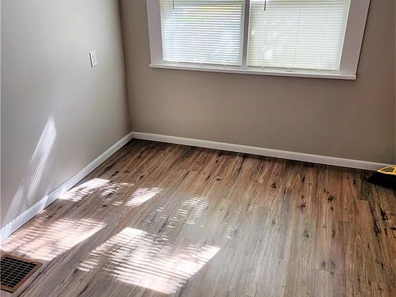 3rd image of 16 Tarkington Ct