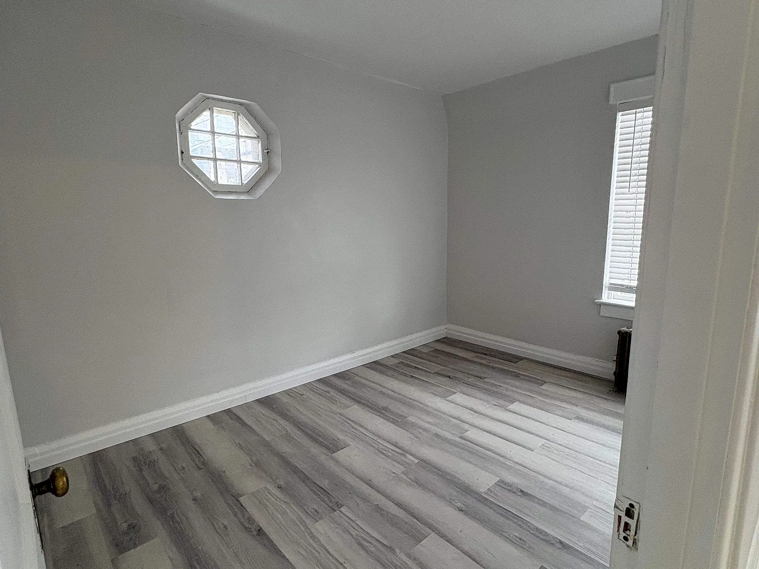 model - 2105 Cornwall — Photo 4