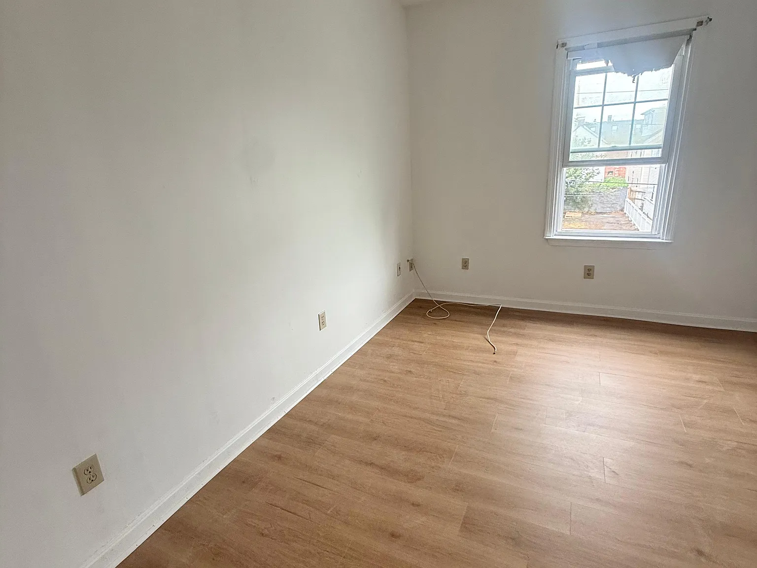 5 bed, $1,300 — Photo 4