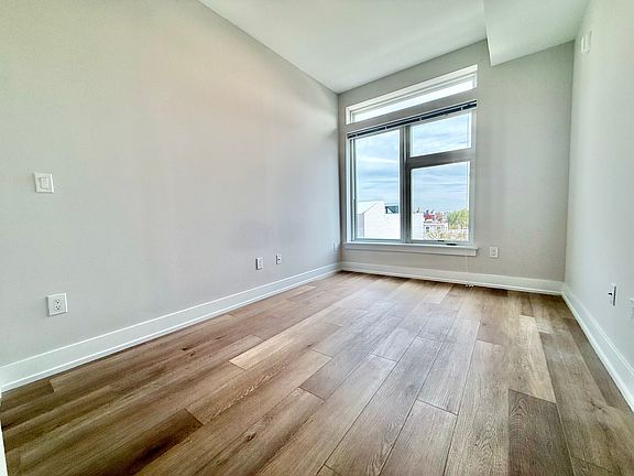 4th image of 722 W Thompson St #207
