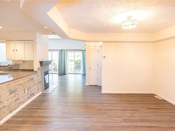 5th image of 3138 Village Green Dr