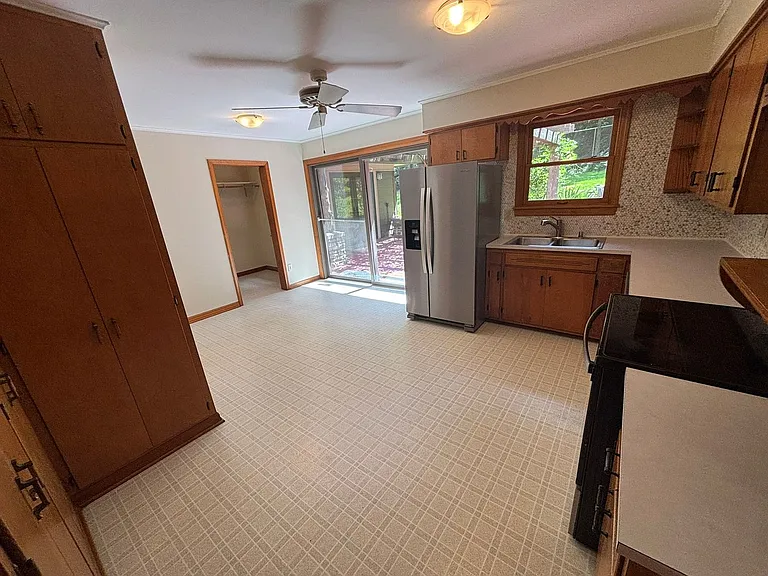 1054 N Eva Ave — Photo 4
