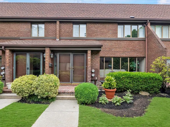 21 Fox Ridge, Roslyn, NY 11576