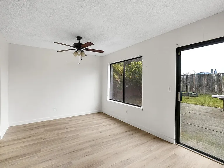 995 Matthew Ct — Photo 10