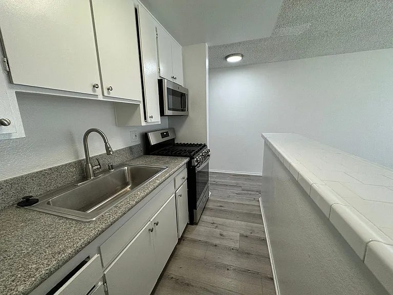 6736 Cleon Ave — Photo 9
