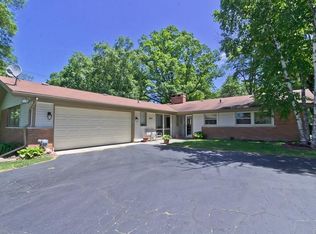 3059 Oakhill Dr, Troy, MI 48084