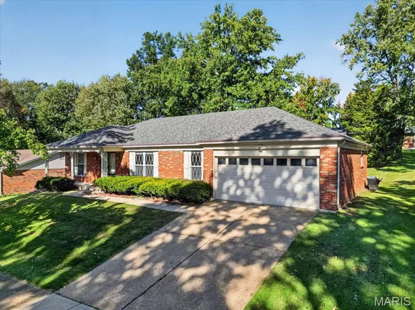 1019 Van Dyke Dr, Ballwin, MO 63011